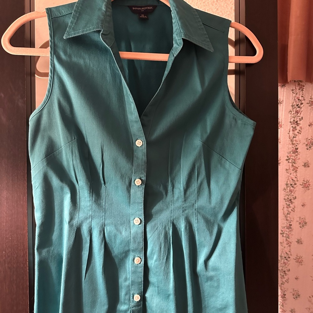Banana Republic Green Fitted Button Down Sleeveless Blouse